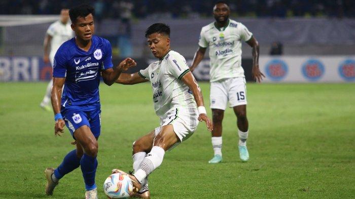 Pemain Persib Bandung Edo Febriansyah berduel dengan pemain PSIS Semarang Bayu Fiqri dalam pertemuan kedua tim di pekan kesembilan BRI Liga 1 2023/2024 di Stadion Jatidiri Semarang, Minggu (20/8/2023) malam - Tribun Jateng/ Franciskus Ariel Setiaputra
