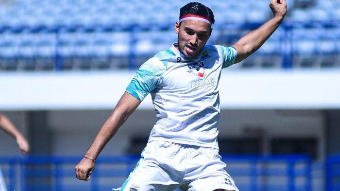 Aksi pemain Persib Bandung Ezra Walian dalam latihan di Stadion Gelora Bandung Lautan Api, Kamis (17/8/2023).