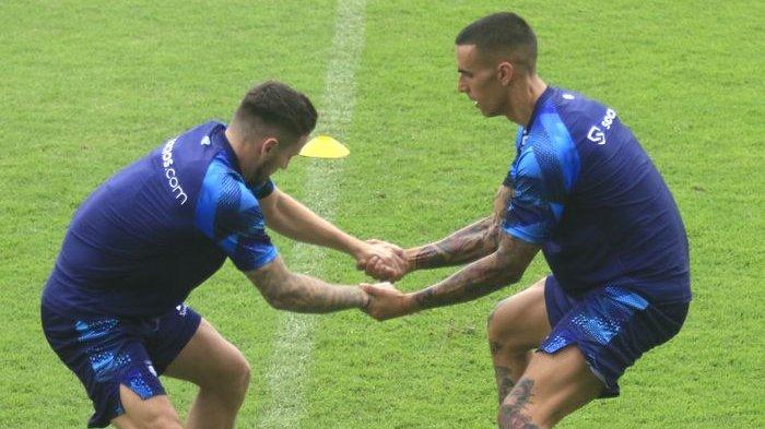Pemain Persib Bandung, Marc Klok dan Alberto Rodriguez (kanan), saat menjalani pemanasan di Stadion Sidolig, Bandung, Selasa (27/6/2023) sore.