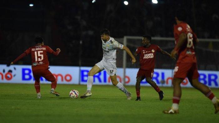 DIKEPUNG LAWAN - Pemain Persib Bandung, Mateo Kocijan, dikepung penggawa Semen Padang pada laga pekan ke-27 Liga 1 2024-2025 di Stadion GOR Haji Agus Salim, Padang, Senin (10/3/2025) malam. Persib menang 4-1.