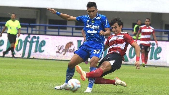 Pemain Persib Bandung Rachmat Irianto saat melindungi bola yang coba direbut pemain Madura United pada laga di pekan perdana Liga 1 2023-2024 di Stadion Gelora Bandung Lautan Api, Bandung, Minggu (2/7/2023). Skor akhir 1-1.
