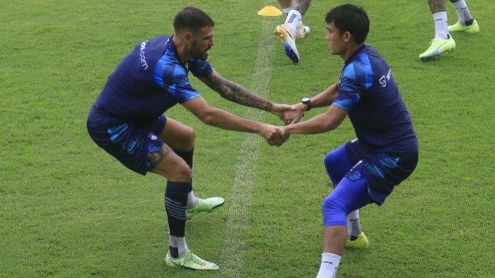 Pemain Persib Bandung, Tyronne del Pino (kiri) dan Zalnando, saat pemanasan dalam sesi latihan di Stadion Sidolig, Bandung, Selasa (27/6/2023).