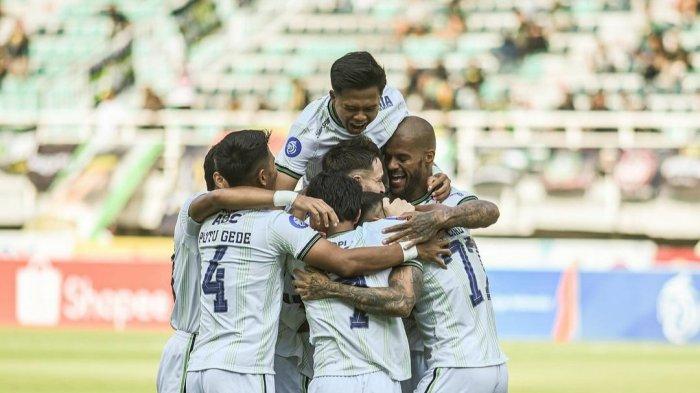 Pemain Persib merayakan gol Ciro Alves ketika menghadapi Persebaya Surabaya di Stadion Gelora Bung Tomo, Surabaya, Sabtu (17/10/2023)