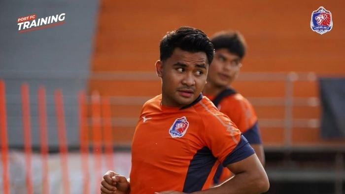 LAWAN PERSIB - Pemain Port FC, Asnawi Mangkualam dalam sesi latihan.