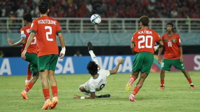 Pemain timnas U17 Indonesia Arkhan Kaka menendang bola sambil menjatuhkan badan saat melawan Maroko pada laga Piala Dunia U17 di Stadion Gelora Bung Tomo, Suraba, Kamis (16/11/2023) malam. Indonesia kalah 1-3.