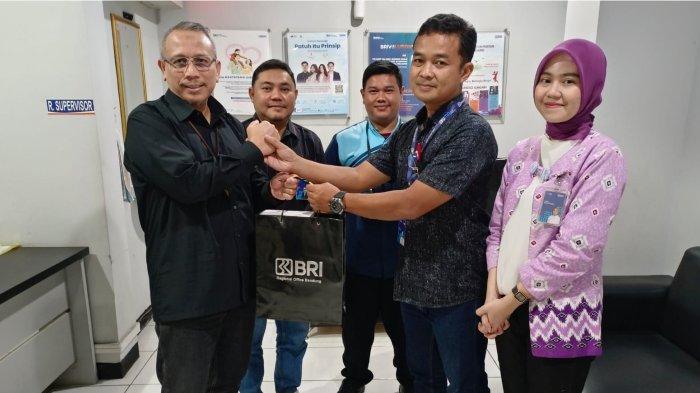 Pemberian tanda terima kasih dari BRI kepada Gisela Pasha Fahira dan Jenal Mutakin karyawan Unit BRI Subang Kota yang telah membantu proses persalinan Ibu Ririn Anggraeni.*