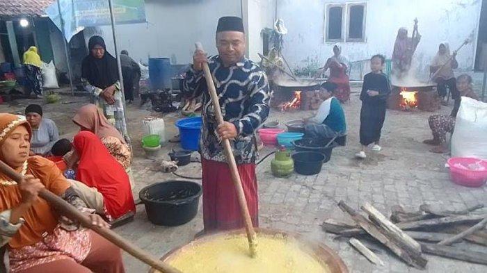 Pembuatan bubur suro oleh warga di Desa Malang Semirang, Kecamatan Jatibarang, Kabupaten Indramayu, Minggu (30/7/2023).