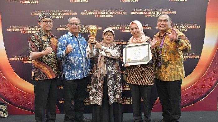 Pemerintah Kota Banjar meraih Penghargaan Sebagai Pemerintah Daerah dengan Kategori Madya dalam Pencapaian Universal Health Coverage (UHC) tahun 2024. Penghargaan diserahkan oleh Menteri Koordinator Bidang Pembangunan Manusia dan Kebudayaan Republik Indonesia, Prof. Dr. Muhadjir Effendy, M.A.P., dan diterima secara langsung oleh Penjabat Wali Kota Banjar, Dr. Hj. Ida Wahida Hidayati, S.E., S.H., M.Si., pada acara Penyerahan Universal Health Coverage (UHC) Award tahun 2024, bertempat di Krakatau Grand Ballroom TMII, Jakarta Timur, Kamis (08/08/2024).