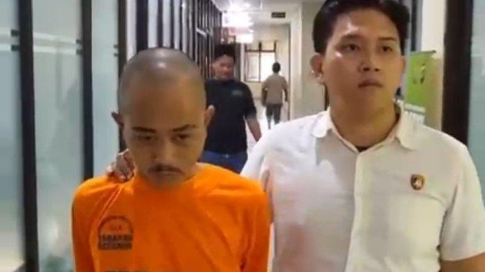 PEMUDA ANIAYA IBU - Pemuda Bekasi yang jadi pelaku penganiayaan ibu kandung (kiri) digelandang aparat kepolisian ke Polres Metro Bekasi Kota, Minggu (22/6/2025). Pelaku melakukan aksi itu karena kesal permintaannya tidak dituruti.