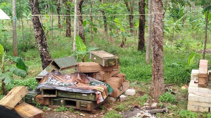 BOKS BEKAS AMUNISI - Penampakan Boks diduga bekas amunisi tersimpan dekat bangunan kosong milik warga di Jalan Cikaengan Pameungpeuk, Desa Sagara, Cibalong, Kabupaten Garut, Rabu (14/5/2025).