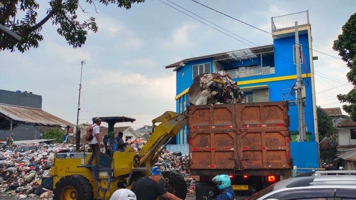 Penanganan darurat sampah di Kota Bandung dilakukan dengan berkolaborasi dan melibatkan dengan berbagai pihak, salah satunya dengan Kodim 0618/BS, Kamis (2/11/2023).