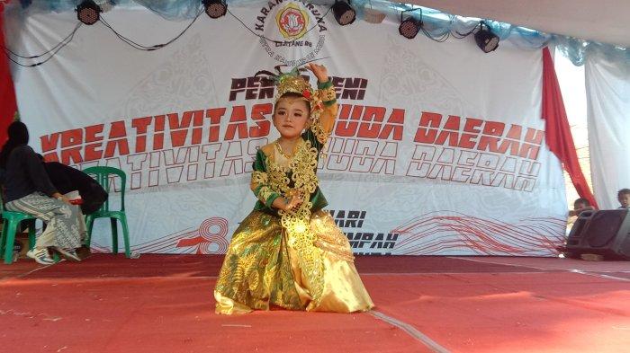 Siti Handayani yang masih berusia 5 tahun menari jaipongan di acara pentas seni Kreativitas Pemuda Daerah Gebyar 08 Cijotang, dalam rangka memeringati Sumpah Pemuda, Sabtu (28/10/2023).
