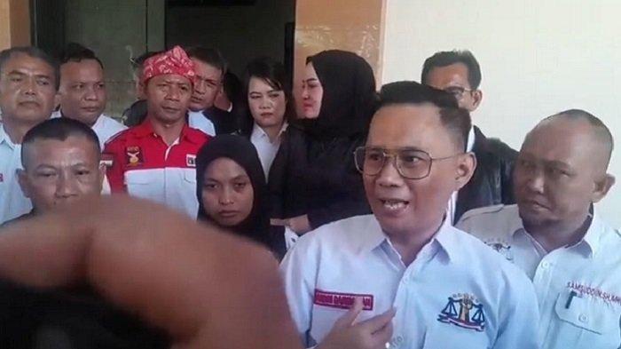 Penasehat hukum Supriyani, guru honorer dituduh aniaya murid SD di Kecamatan Baito, Konawe Selatan, Sulawesi Tenggara buka-bukaan mengenai adanya permintaan uang. Andre Darmawan mengatakan permintaan uang tersebut bukan hanya untuk menghentikan kasus, akan tetapi juga penangguhan penahanan.