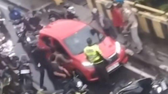 Beredar sebuah video yang menunjukkan aksi pengejaran polisi lalu lintas terhadap pengemudi Honda Brio.