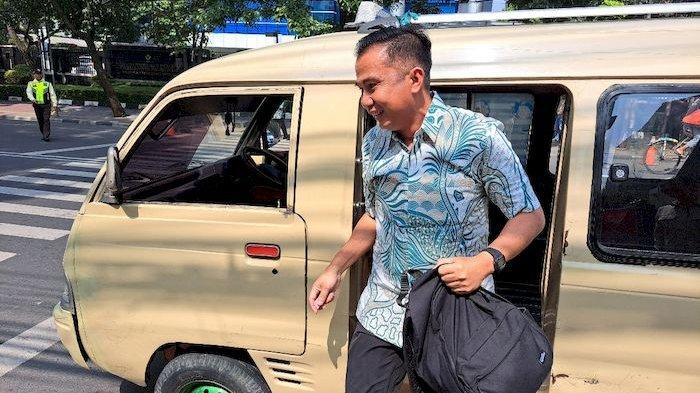Penjabat Gubernur Jabar Bey Machmudin dan rombongan turun dari angkot Tegalega-Banjaran, di seberang Kantor BPK.