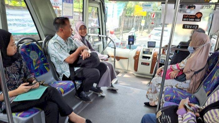 Penjabat Gubernur Jabar Bey Machmudin, menggunakan bus dari Kantor Bapenda Jabar ke Gedung Sate, bersama para pegawai lainnya.