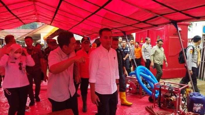 Penjabat Gubernur Jabar Bey Machmudin saat meninjau tempat pengungsian korban longsor di Desa Cibenda, Kecamatan Cipongkor, Kabupaten Bandung Barat, Selasa (26/3/2024).