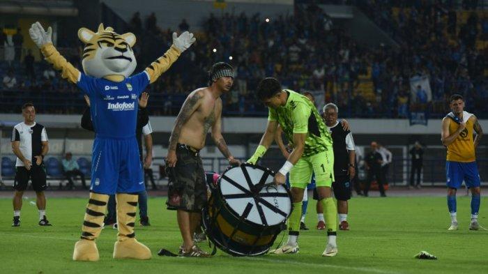 Penjaga gawang PERSIB, Kevin Mendoza