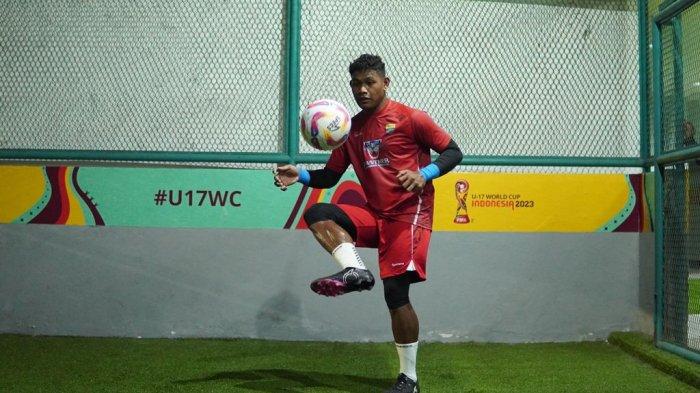 BERLATIH - Penjaga gawang Persib Bandung, Putra Sheva Sanggasi berlatih di lapangan indoor Stadion Gelora Bung Tomo Surabaya, Jumat, (28/2/2025), jelang melawan Persebaya Surabaya, besok. (PERSIB.co.id/Barly Isham)