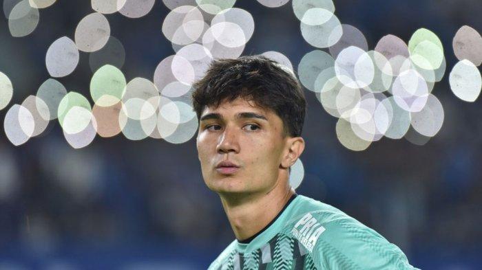 MENATAP LAGA - Penjaga gawang Persib, Kevin Mendoza. Ia tak mau terburu-buru membicarakan soal peluang timnya menjuarai Liga 1 2024/25. Kini, ia lebih memilih fokus menghadapi pertandingan sisa yang harus dijalani PERSIB.