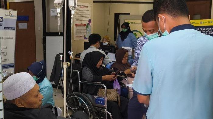 Penumpang PO Qonita Trans bernomor polisi B 7363 NGA yang mengalami kecelakaan di Tol Cipularang KM 80 B, saat dirawat di RS Abdul Radjak Purwakarta, Rabu (26/12/2024).