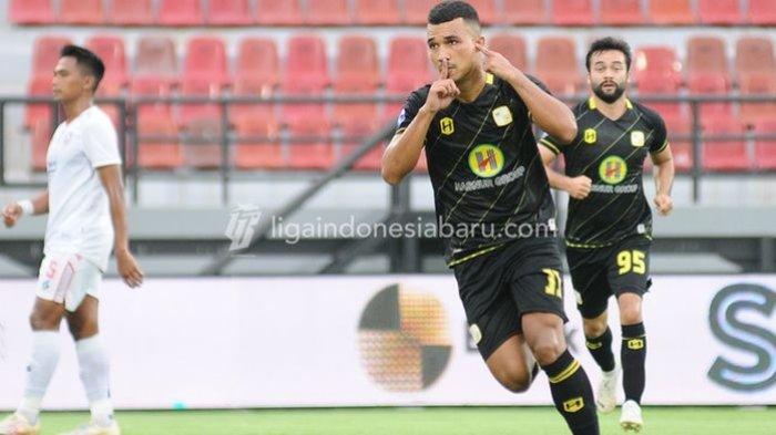 Penyerang Barito Putera Gustavo Tocantins merayakan gol ke gawang Arema FC. Barito menang 4-0.