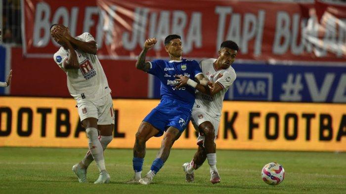 Penyerang PERSIB, Ciro Alves berduel dengan pemain Malut United pertandingan pekan ke-31 Liga 1 2024/25 di Stadion Gelora Kie Raha, Ternate, Maluku Utara, Jumat, 2 Mei 2025.