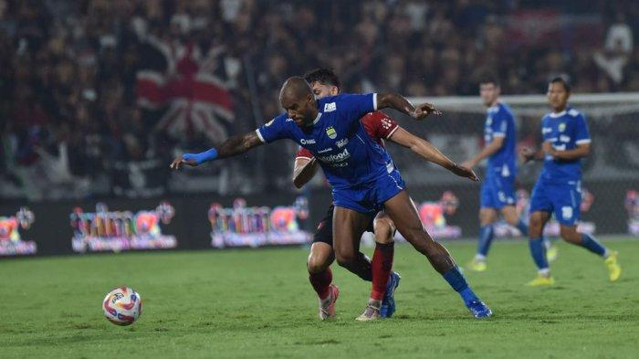 Penyerang PERSIB, David da Silva dikawal ketat pemain Bali United pada pertandingan tunda pekan ke-12 Liga 1 2024/2025 di Stadion Kapten I Wayan Dipta Gianyar, Selasa, 7 Januari 2025.