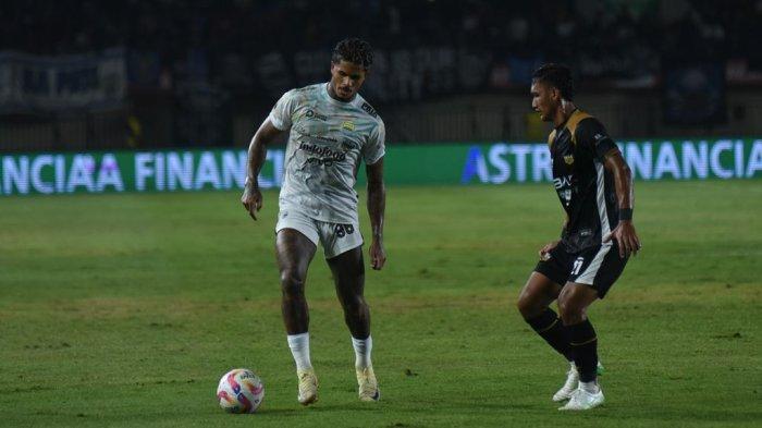 Penyerang PERSIB, Ramon Tanque dibayangi pemain Dewa United pada pertandingan Piala Presiden 2025 di Stadion Si Jalak Harupat, Kabupaten Bandung, Selasa, 8 Juli 2025.