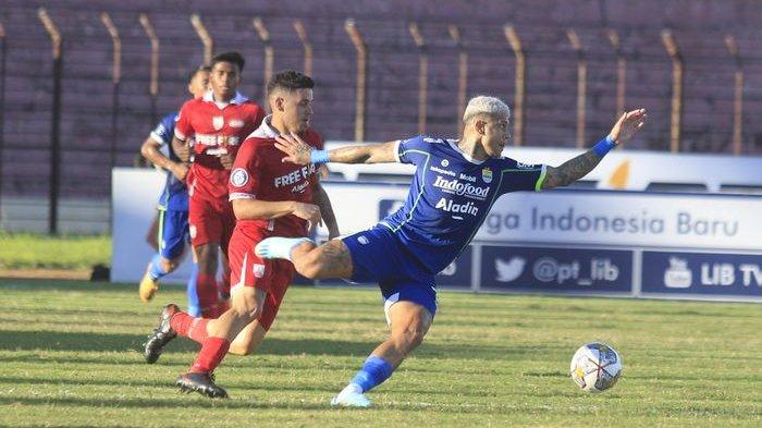 Penyerang Persib Bandung Ciro Alves (kanan) mencoba menguasai bola saat berduel dengan pemain Persis Solo di pekan ke-15 Liga 1 2022-2023 pada laga di Stadion Sultan Agung, Bantul, Yogyakarta, Minggu (18/12/2022). Persib selanjutnya melawan Persita Tangerang, Rabu (21/12/2022).