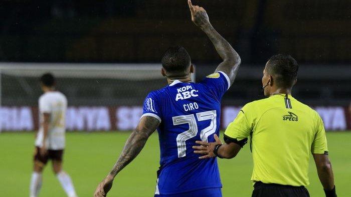 Penyerang Persib Bandung, Ciro Alves, merayakan gol ke gawang Borneo FC pada pekan ke-11 Liga 1 2024-2025 di Stadion Gelora Bandung Lautan Api, Kota Bandung, Jumat (22/11/2024) malam. Gol Ciro membuat Persib menang 1-0.
