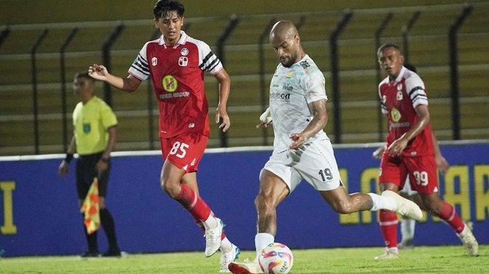 Penyerang Persib Bandung, David da Silva, bersiap menendang bola saat berhadapan dengan Barito Putera pada laga pekan ke-15 Liga 1 2024-2025 di Stadion Sultan Agung, Bantul, Yogyakarta, Rabu (18/12/2024) malam. Persib menang 2-1.