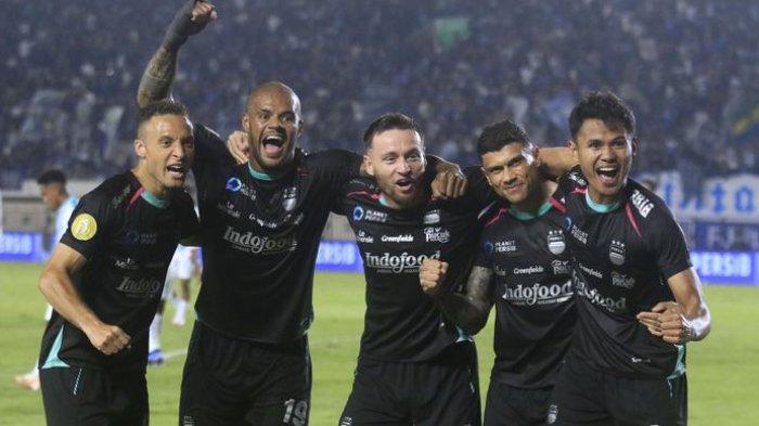 Penyerang Persib Bandung, David da Silva (kedua dari kiri), merayakan gol ke gawang PSBS Biak bersama rekan-rekannya. Persib menang 4-1 atas PSBS pada laga perdana Liga 1 2024-2025 di Stadion Si Jalak Harupat, Kabupaten Bandung, Jumat (9/8/2024) malam.