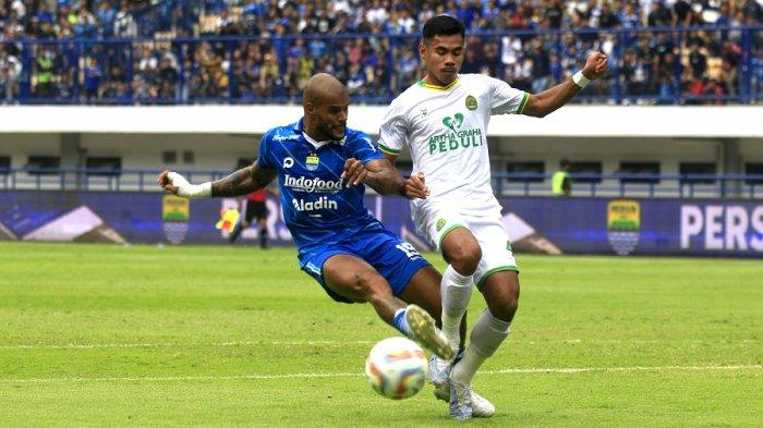 Penyerang Persib Bandung David da Silva berebut bola dengan pemain Persikabo 1973 di Stadion GBLA Kota Bandung, Sabtu (16/9).