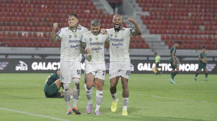 Penyerang Persib Bandung, David da Silva (kanan), merayakan gol ke gawang Persikabo 1973 bersama Ciro Alves dan Stefano Beltrame pada laga pekan ke-29 Liga 1 2023-2024 di Stadion Kapten I Wayan Dipta, Bali, Jumat (15/3/2024) malam.
