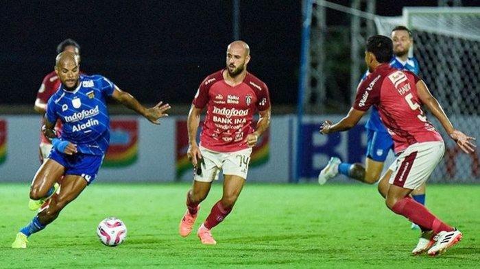 Penyerang Persib Bandung, David da Silva (kiri) menguasai bola saat berhadapan dengan Bali United pada leg pertama semifinal Liga 1 2023-2024 di Bali United Training Center, Bali, Selasa (14/5/2024) malam.