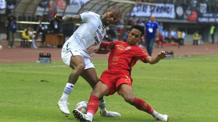 Penyerang Persib Bandung David da Silva (kiri) mencoba mengecoh bek Persija Jakarta Rizky Ridho dalam laga pekan ke-11 Liga 1 2023-2024 di Stadion Patriot Candrabhaga, Bekasi, Sabtu (2/9/2023) sore. Skor laga 1-1.