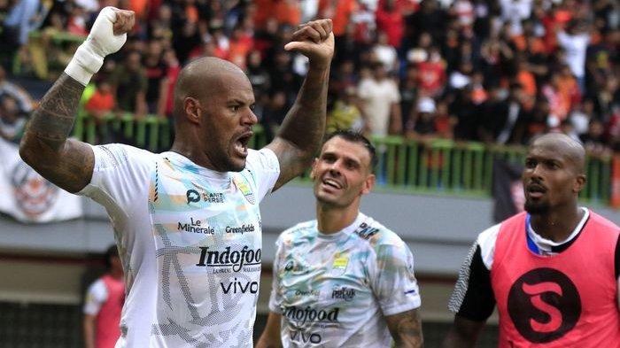 RAYAKAN GOL - Penyerang Persib Bandung, David da Silva, merayakan gol ke gawang Persija Jakarta pada pekan ke-23 Liga 1 2024-2025 di Stadion Patriot Candrabhaga, Bekasi, Minggu (16/2/2025). Laga berakhir 2-2.