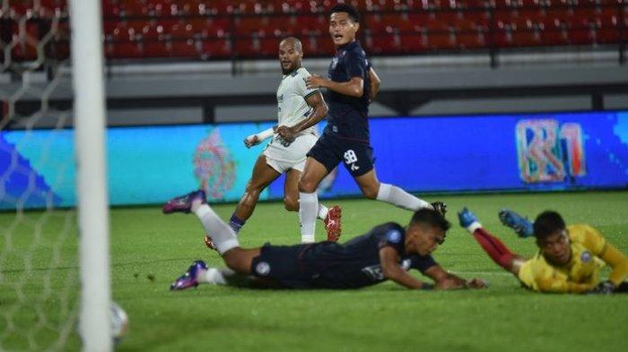 Penyerang Persib Bandung David da Silva (putih) saat membobol gawang Arema FC pada laga pekan kedua Liga 1 2023-2024 di Stadion Kapten I Wayan Dipta, Bali, Jumat (7/7/2023) malam. Skor akhir 3-3.