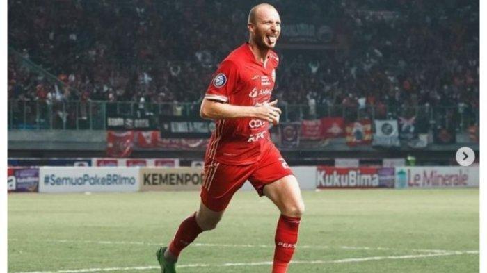 Penyerang Persija Jakarta Michael Krmencik merayakan gol.