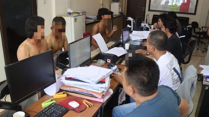 Penyidik Polres Garut saat memeriksa anggota geng motor penganiaya aktivis di Garut hingga meninggal dunia, Minggu (15/10/2023).