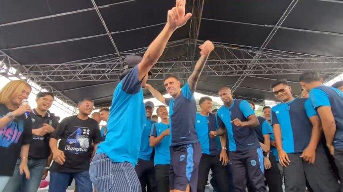 Perayaan Persib dan Bobotoh di dekat kediaman Manager Persib Bandung Umuh Muchtar di Tanjungsari, Sumedang, Selasa (13/5/2025).