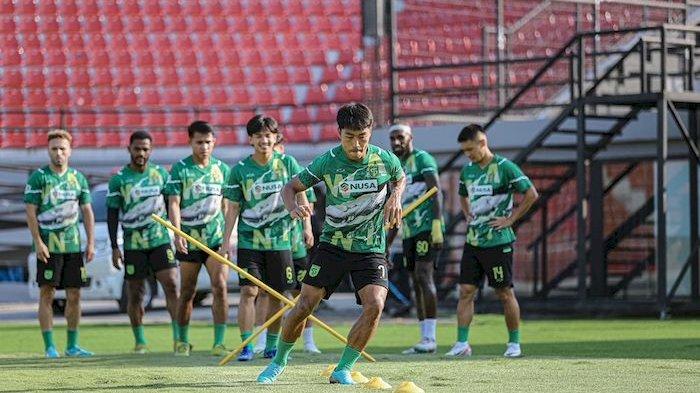 Persebaya Surabaya berlatih menjelang lawan Bali United, sore ini, Stadion I Wayan Dipta, Gianyar, Bali.