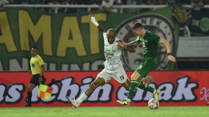 BEREBUT BOLA - Penyerang Persib Bandung David da Silva berduel dengan Slavko Damjanovic di Stadion Gelora Bung Tomo pada laga pekan ke-25 Liga 1 2024/2025, Sabtu (1/3/2025). Laga tersebut berakhir dengan skor 4-1 atas kemenangan tuan rumah.