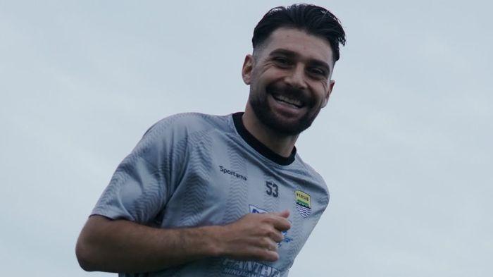 BEK ANYAR BERLATIH - Bek anyar Persib Bandung berpaspor Irak, Frans Putros dalam sesi latihan di Thailand, Minggu (20/7/2025).