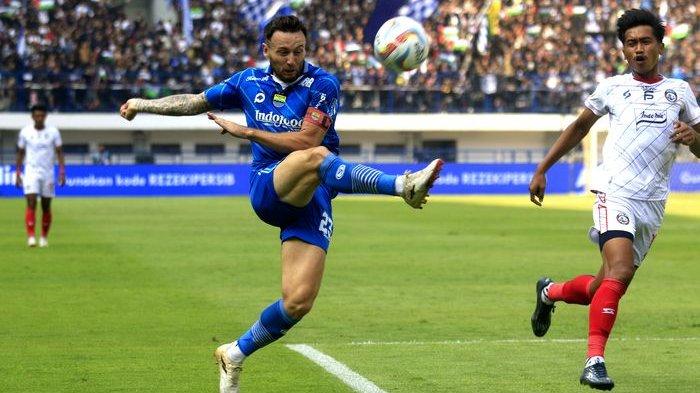 Gelandang Persib Bandung Marc Klok melepaskan tendangan saat menjamu Arema FC di pekan ke-19 Liga 1 2023-2024 di Stadion Gelora Bandung Lautan Api, Kota Bandung, Rabu (8/11/2023).