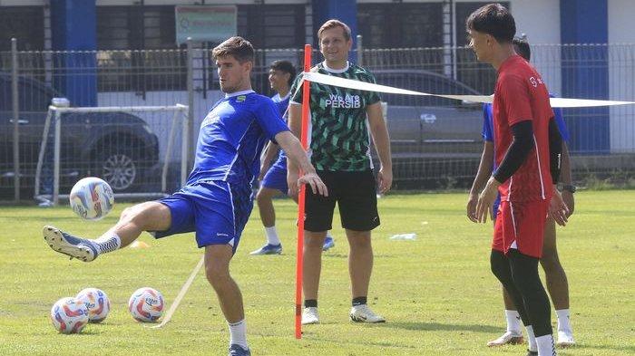 Bek Nick Kuipers menendang bola disaksikan Kevin Mendoza pada sesi latihan di Stadion Sidolig, Kota Bandung, Jawa Barat, Sabtu (3/8/2024). Nick dan Kevin merupakan dua dari delapan pemain asing Persib Bandung saat ini.