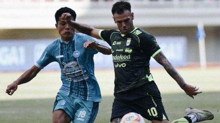 Gelandang Persib Bandung Tyronne del Pino menendang bola pada pertandingan pekan ke-18 Liga 1 2024/2025 melawan PSBS Biak di Stadion Lukas Enembe, Jayapura, pada Sabtu (11/1/2025).