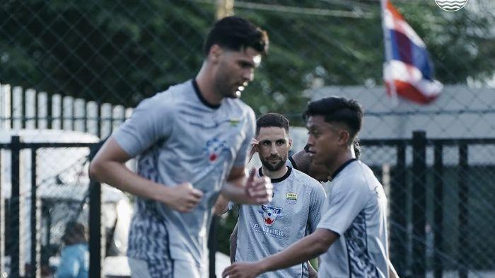 SESI LATIHAN - Pemain Persib Bandung menjalani sesi latihan di Thailand pada Jumat (18/7/2025).