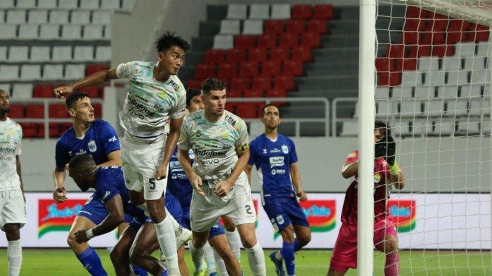 SERANGAN - Persib Bandung menyerang PSIS Semarang pada Liga 1 Indonesia, di Stadion Jatidiri, Semarang, Minggu (9/2/2025).